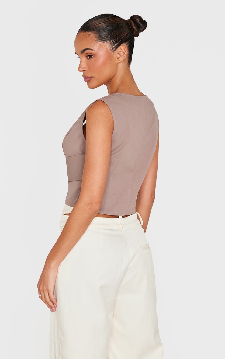Veston gris à décolleté plongeant et détail ceinture image 2