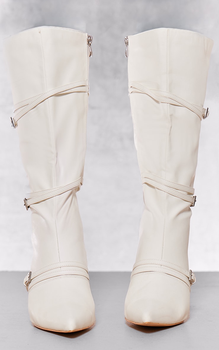 Bottes en suédine blanche à petit talon pointure large et boucles image 4
