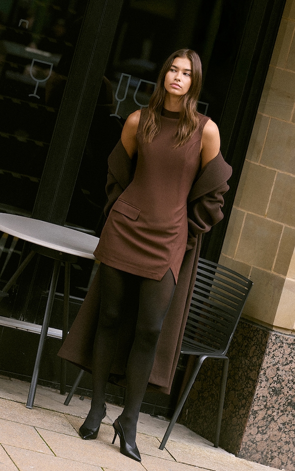 Robe bodycon tissée Chocolat à col montant et détails de poches