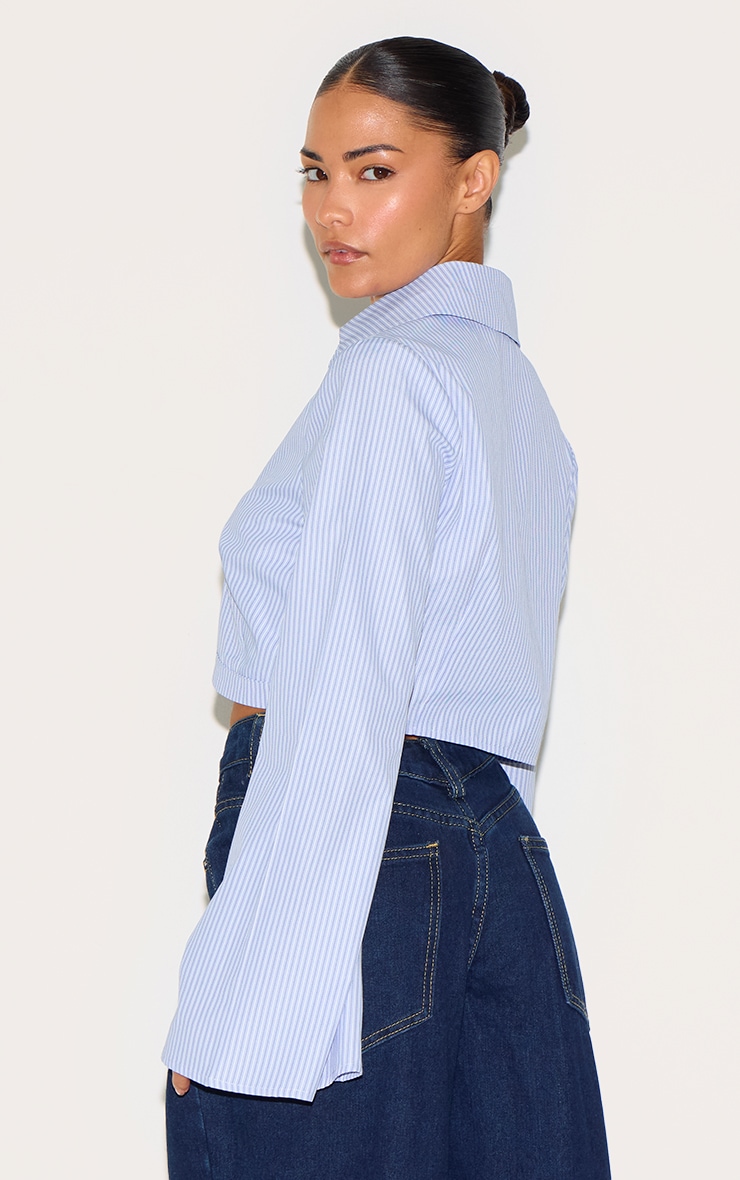 Petite Chemise courte bleue à fines rayures et manches longues image 2