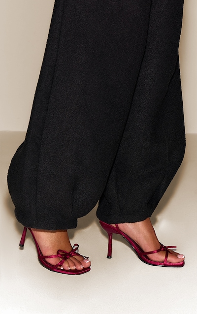 Sandales satinées rouge à talon et noeud