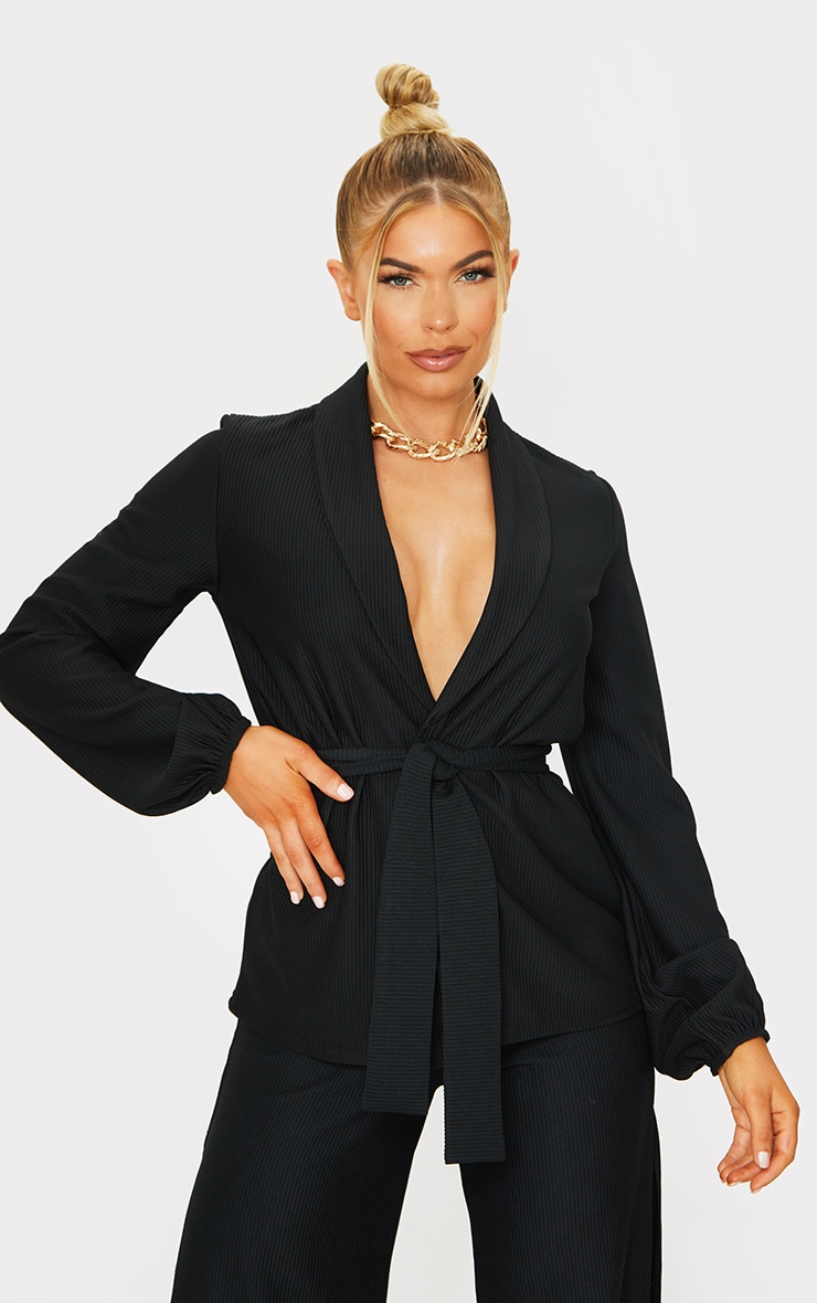 Blazer noir très côtelé à manches ballon et ceinture