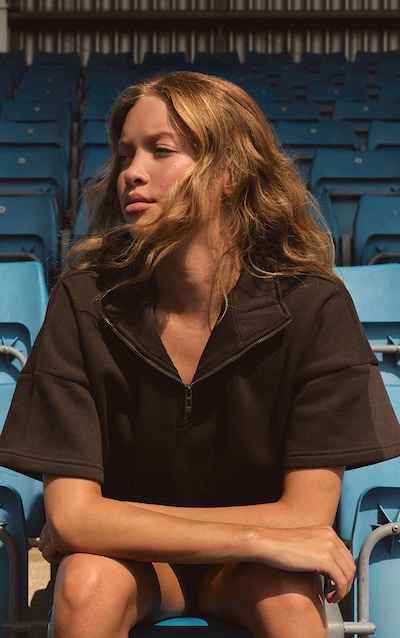 Sweat chocolat à manches courtes et demi-zip