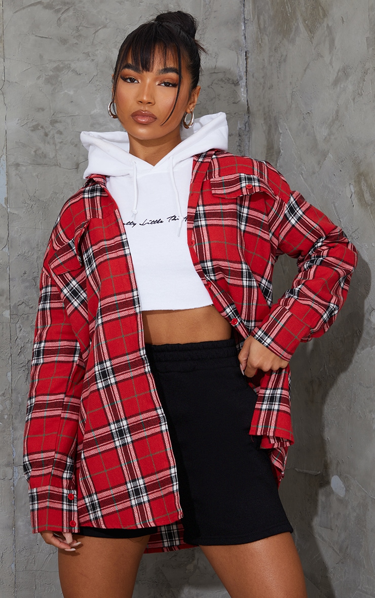 PRETTYLITTLETHING - Chemise rouge imprimé carreaux à slogan dans le dos