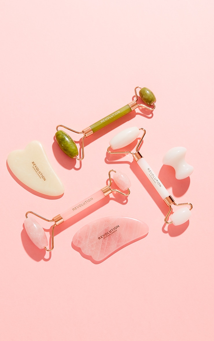 Revolution Skincare Roller massant en quartz rose image 2