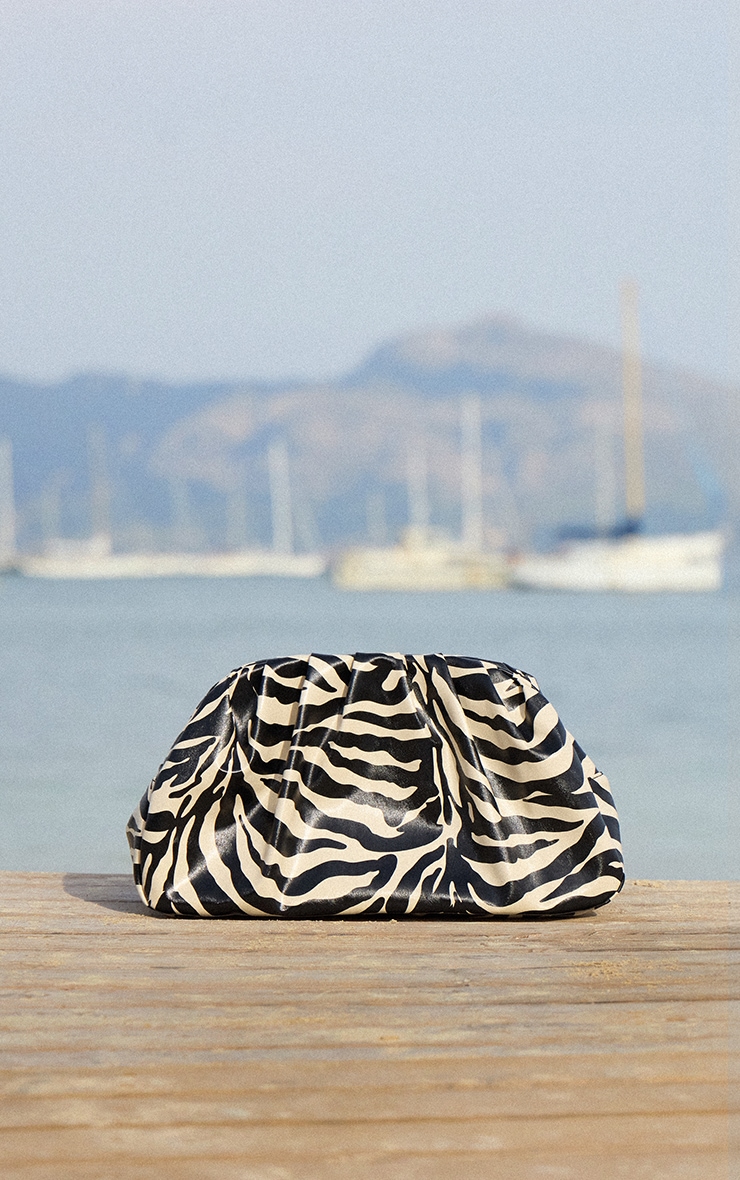 高感度ショップで2023年売れたブランド Ruched Oversized Zebra Clutch Accessories | お椀・ボウル・鉢