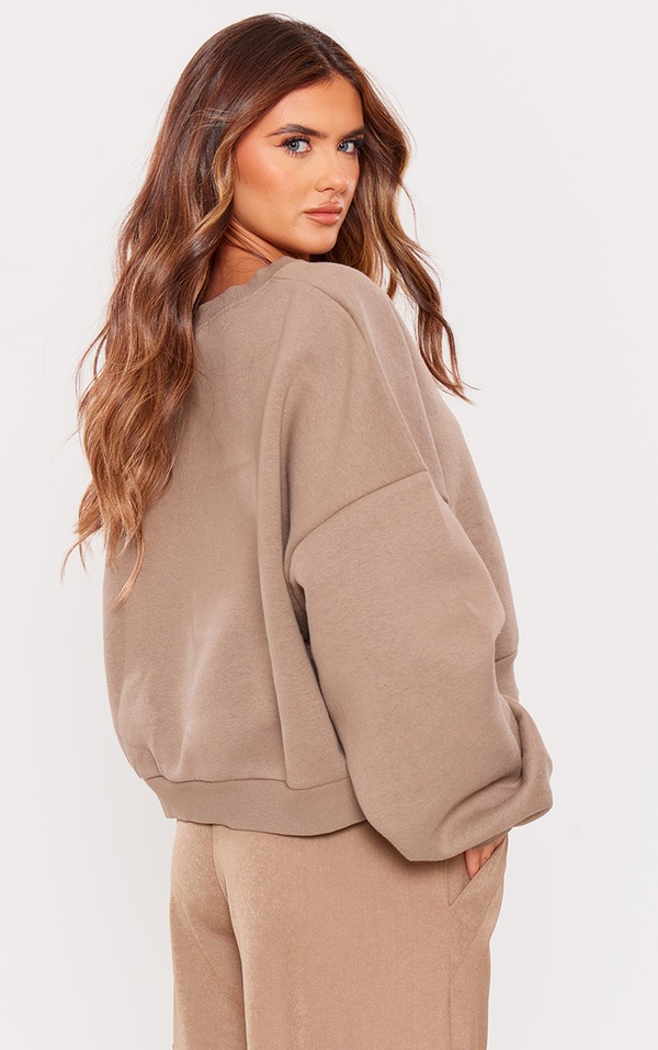 Sweat oversize taupe à épaules carrées image 2