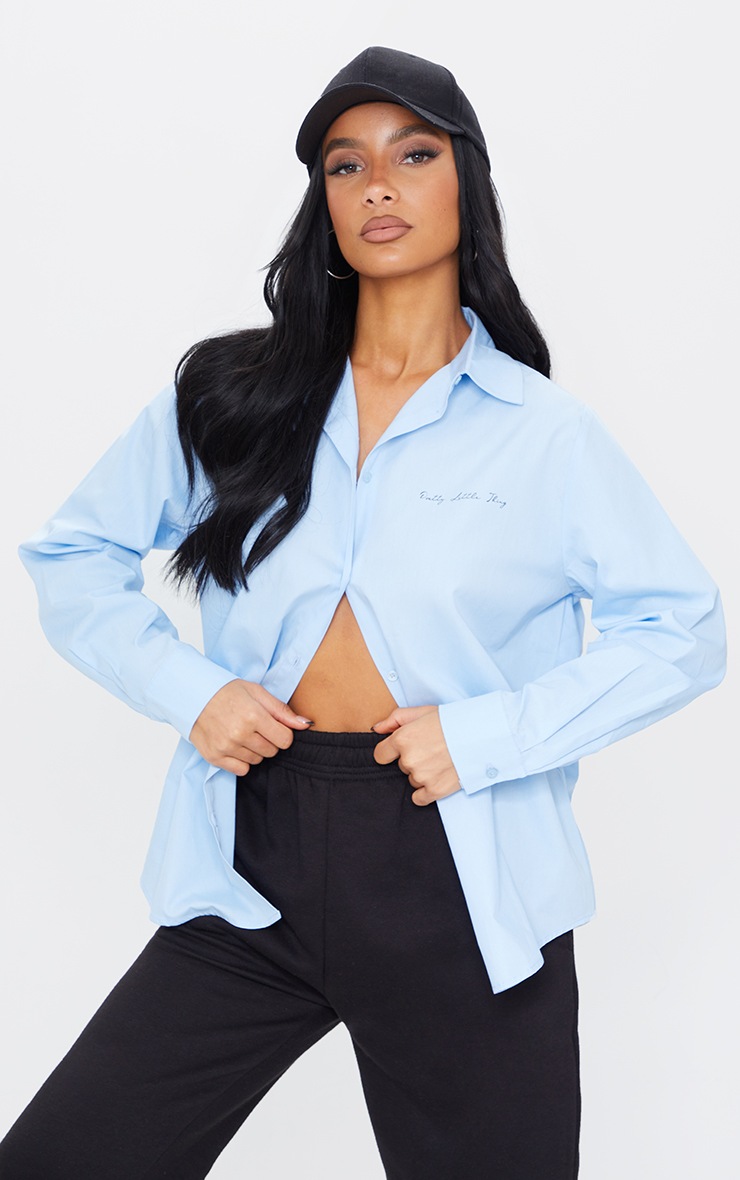 PRETTYLITTLETHING - Chemise bleu ciel à slogan brodé