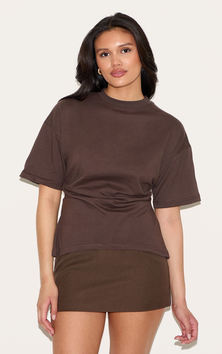 T-shirt chocolat à détails froncés sur les côtés image 1