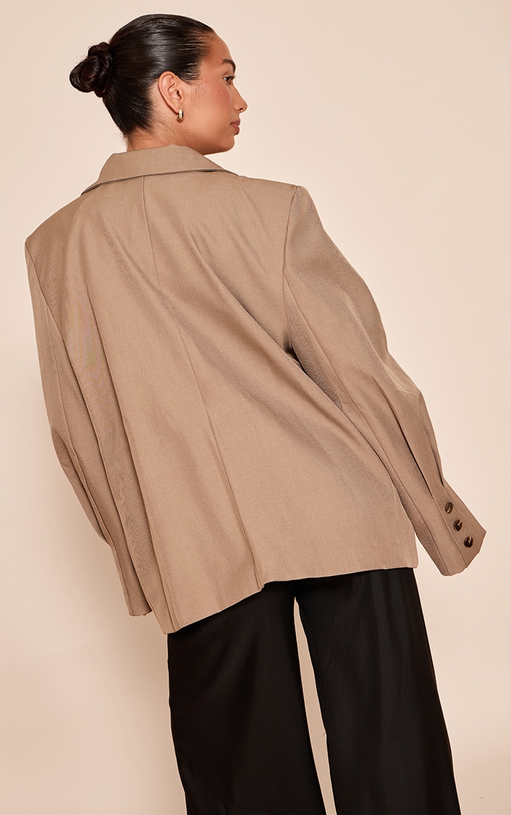 Blazer café au lait à épaules carrées et coutures structurantes image 2