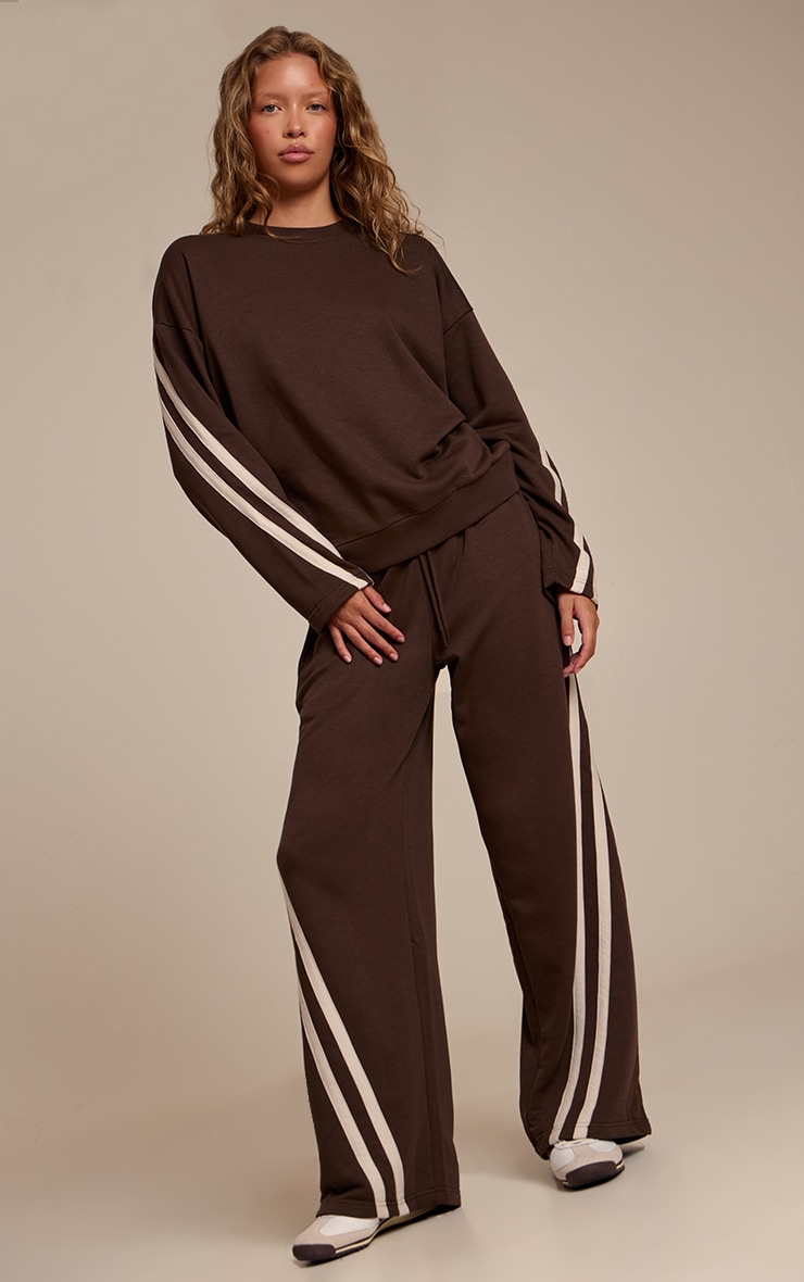 Sweat oversize marron à rayures contrastées image 3
