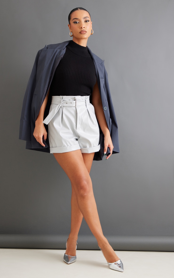 Short en similicuir gris clair à ceinture et ourlets retournés 1