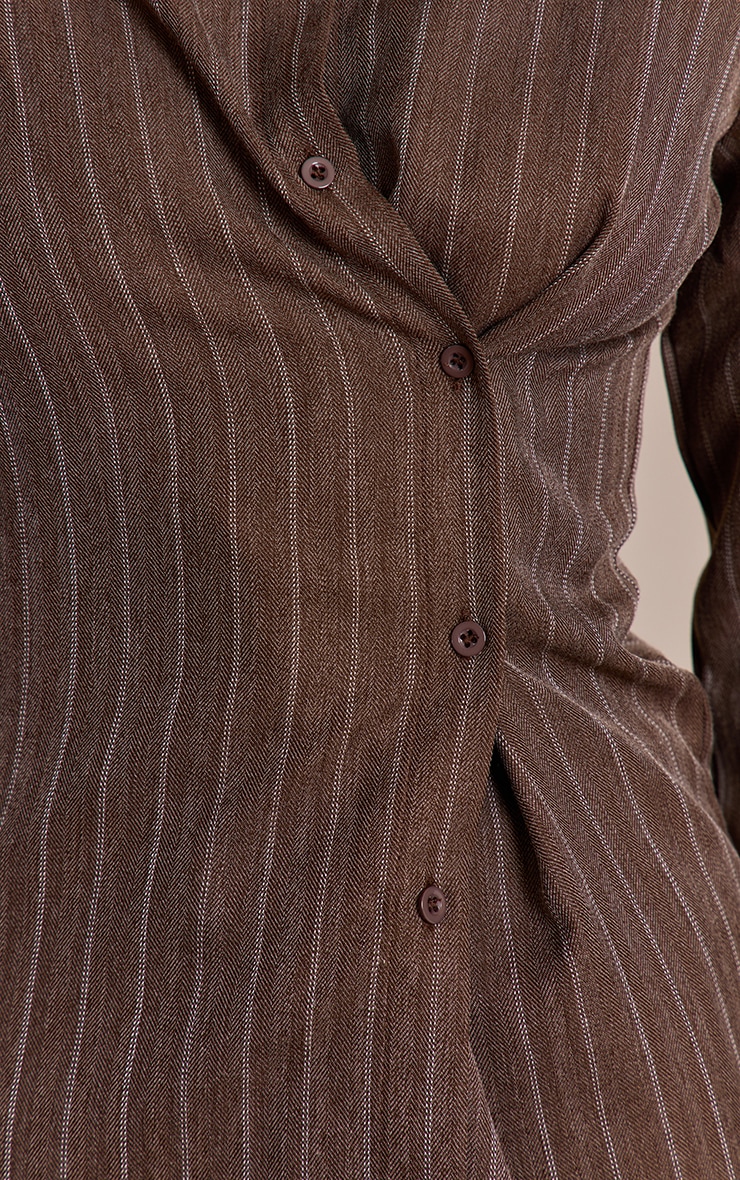 Chemise tissée marron à fines rayures et boutons asymétriques image 4