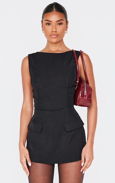 Combishort jupe-short tissé noir sans manches à détail poches