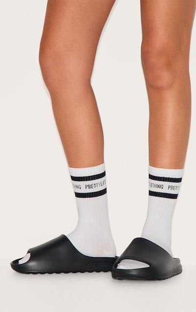 Claquettes noires en caoutchouc à semelle crantée