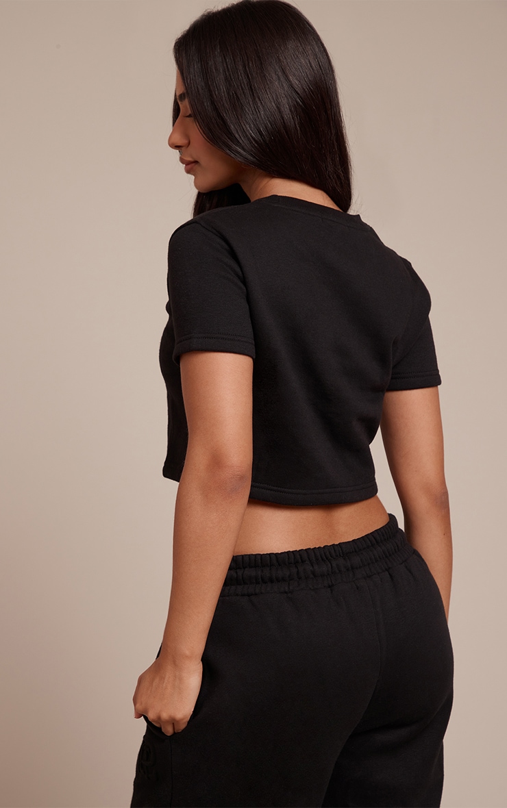 Petite Top ajusté en sweat noir à logo PrettyLittleThing image 2