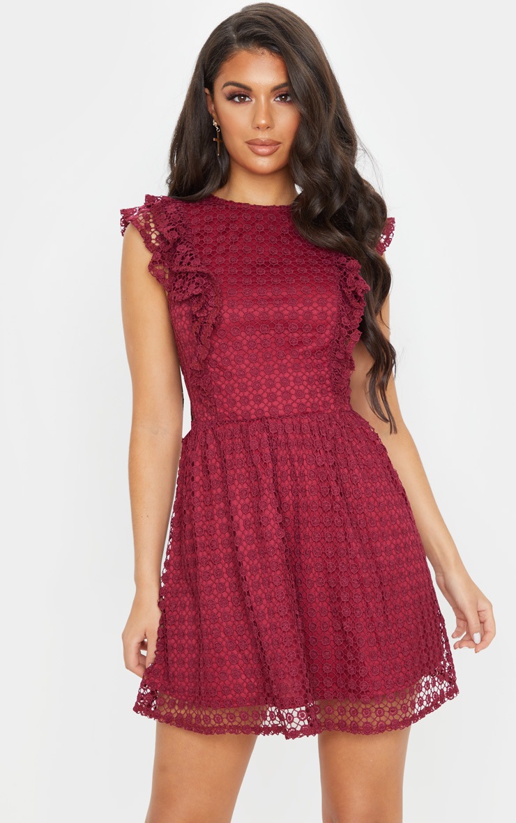 Robe patineuse bordeaux à ourlet dentelle