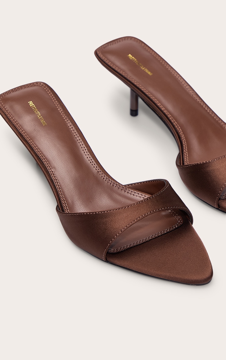 Mules pointues satinées chocolat à petit talon aiguille et bride fine image 5