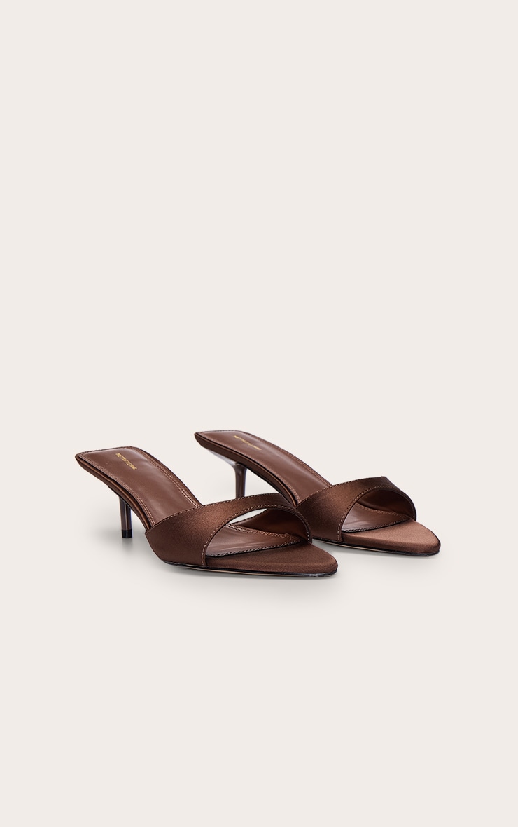 Mules pointues satinées chocolat à petit talon aiguille et bride fine image 3