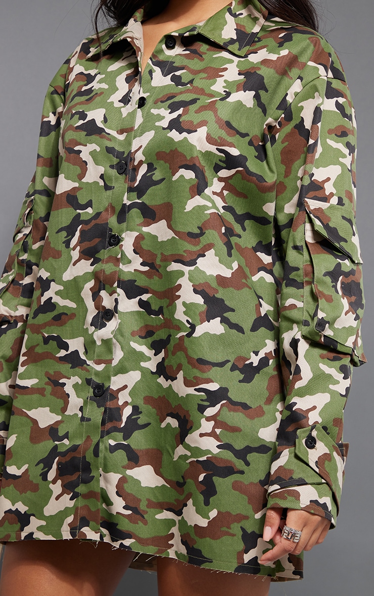 Robe chemise vert sauge kaki imprimé camouflage tissée oversize à détail manchettes image 4