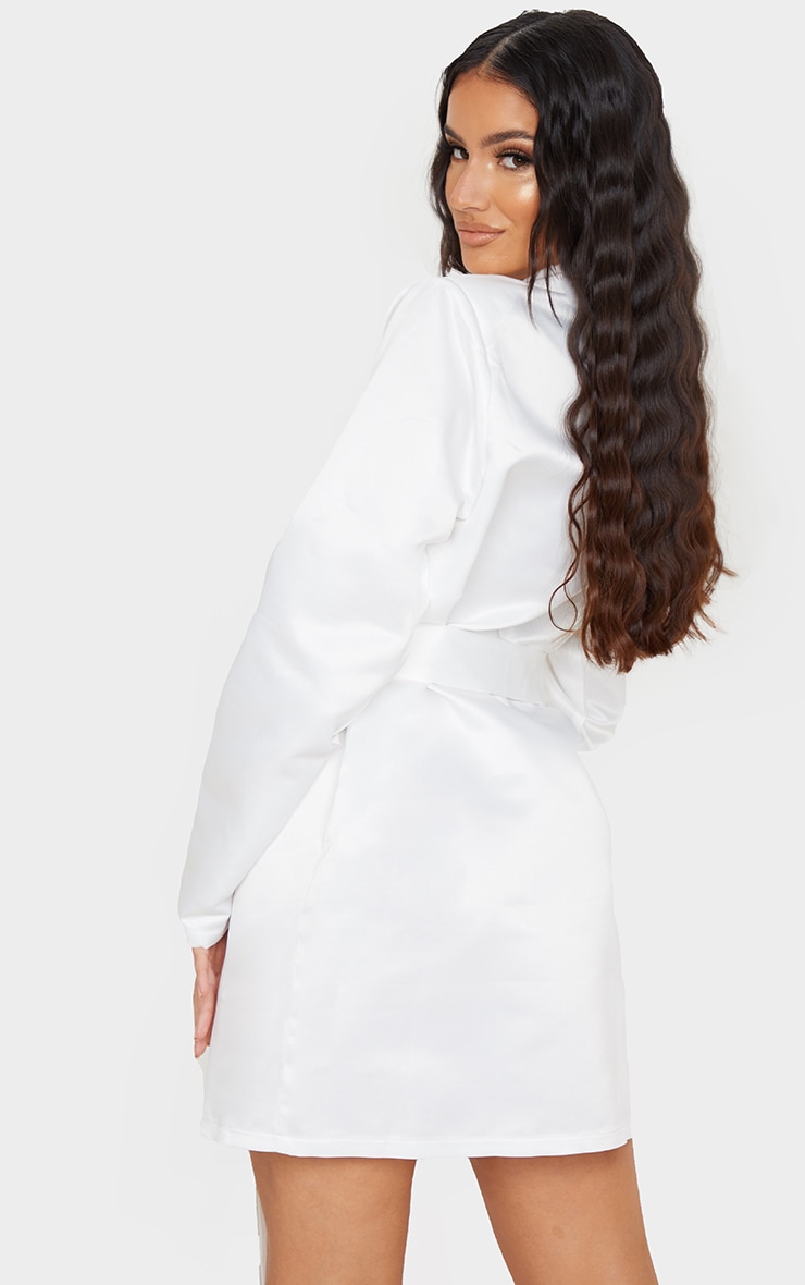Robe blazer satiné blanc mat à détail ceinture et manches longues image 2