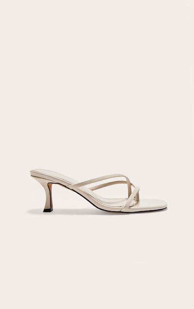 Mules style tongs carrées en PU crème effet croco à talon aiguille moyen et brides