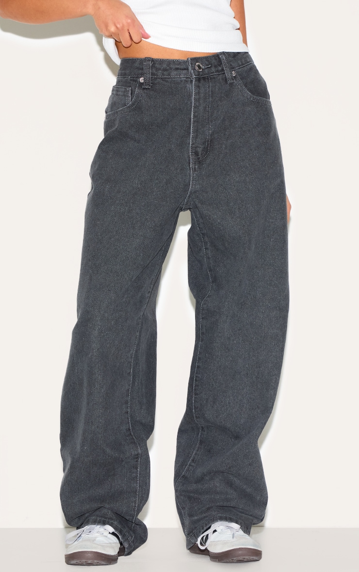 PRETTYLITTLETHING Petite Grey High Waist Boyfriend Jeans image 2