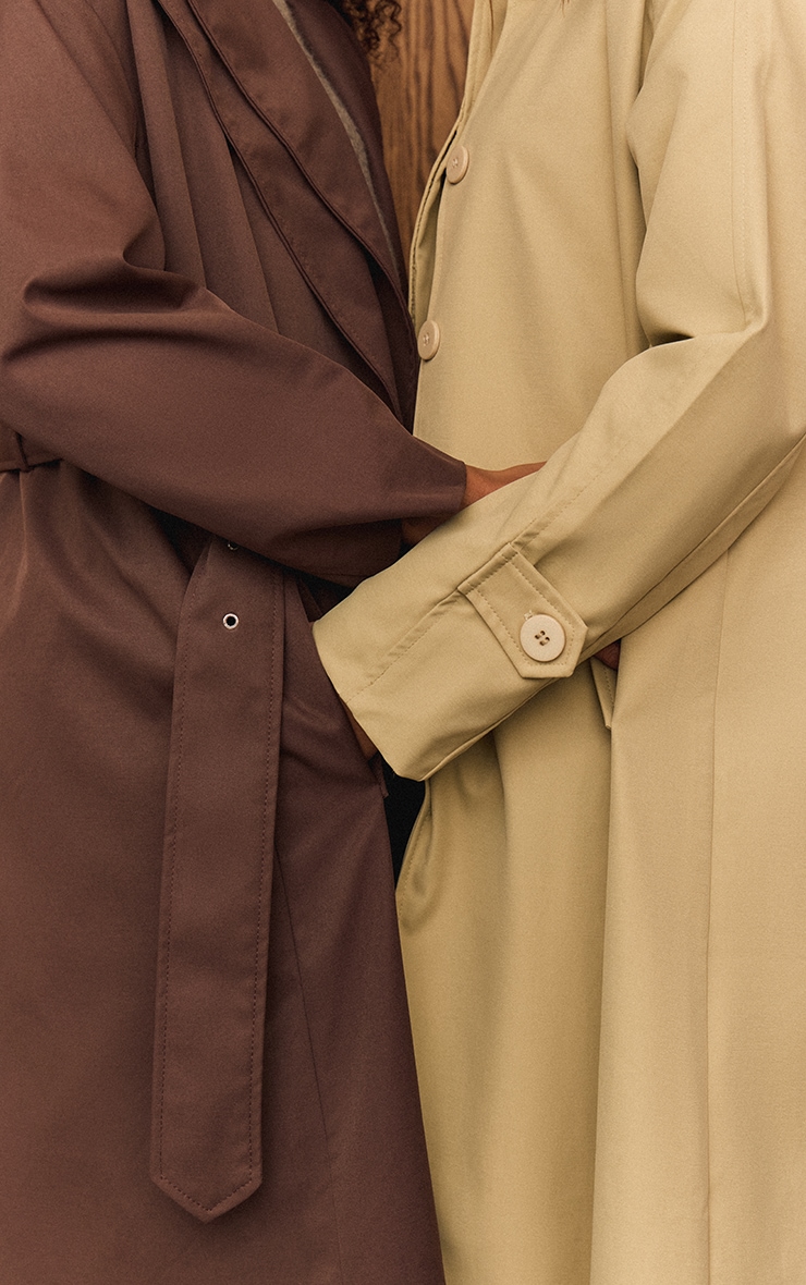 Trench chocolat foncé à col doublé replié et taille nouée image 4