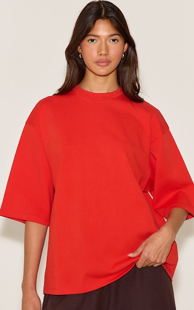 T-shirt oversize rouge à épaules carrées