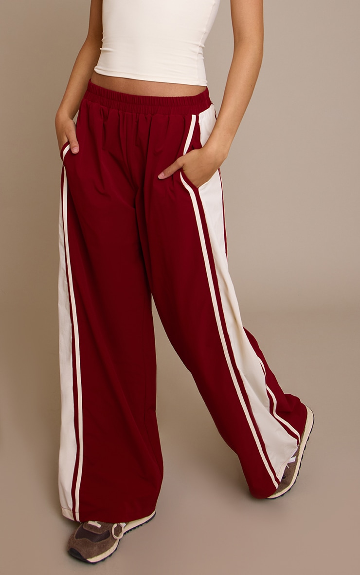 Pantalon de course large en nylon rouge à rayures contrastantes image 2