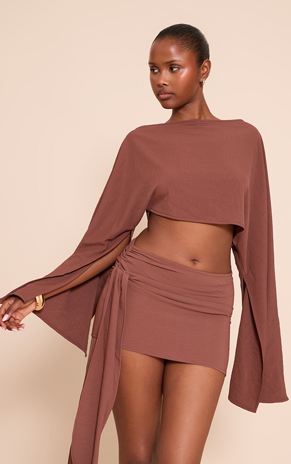 Top fluide tissé marron foncé à col coupé et manches longues