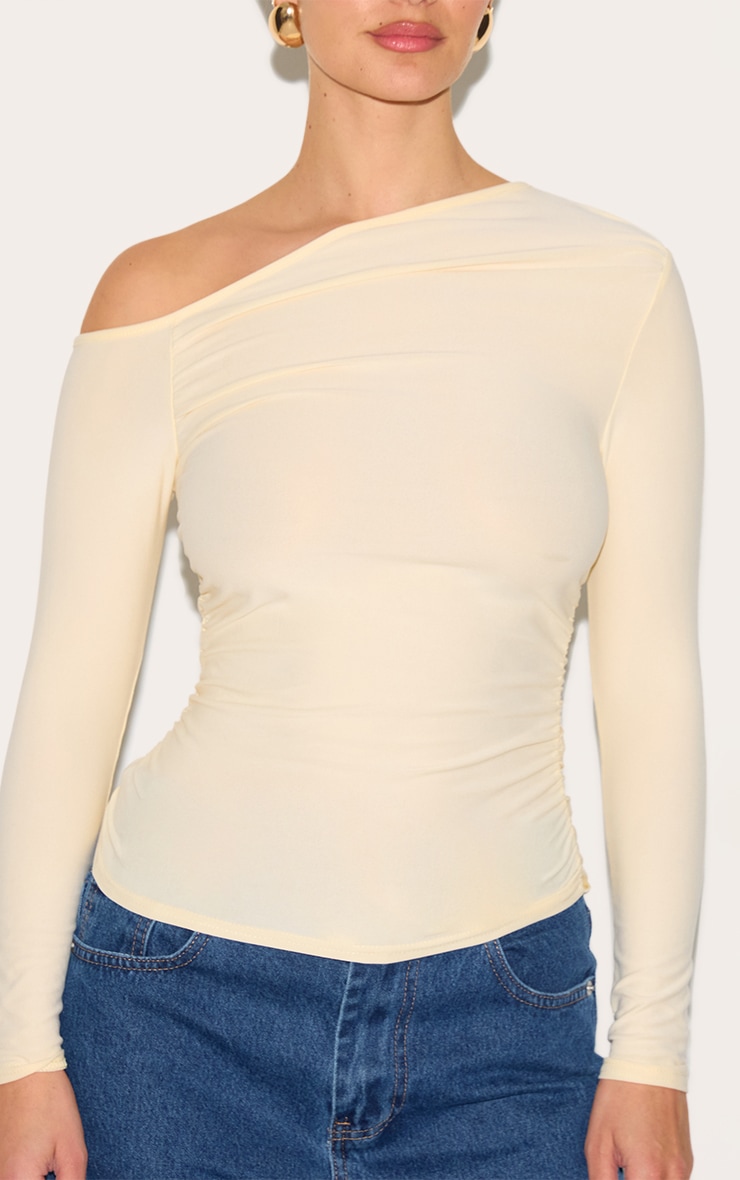 Top doux amande à manches longues et détail asymétrique image 4