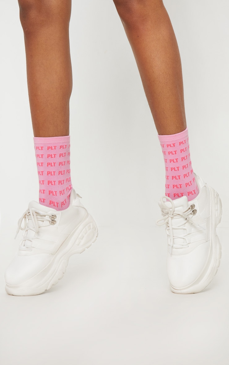 Chaussettes roses à logo PRETTYLITTLETHING