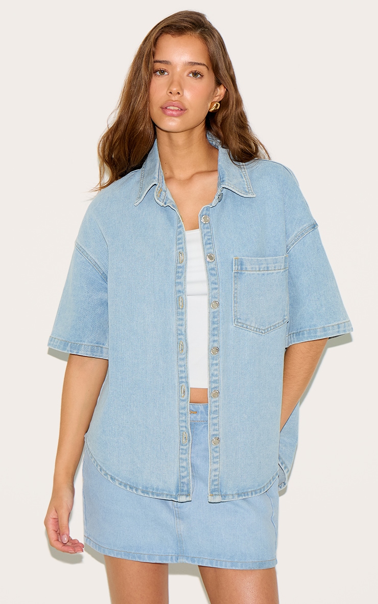 Chemise en jean bleu clair à épaules carrées et manches courtes image 1