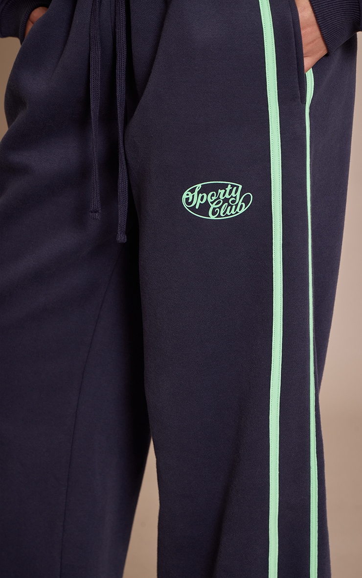 Jogging large bleu marine imprimé "Sports Club" image 4