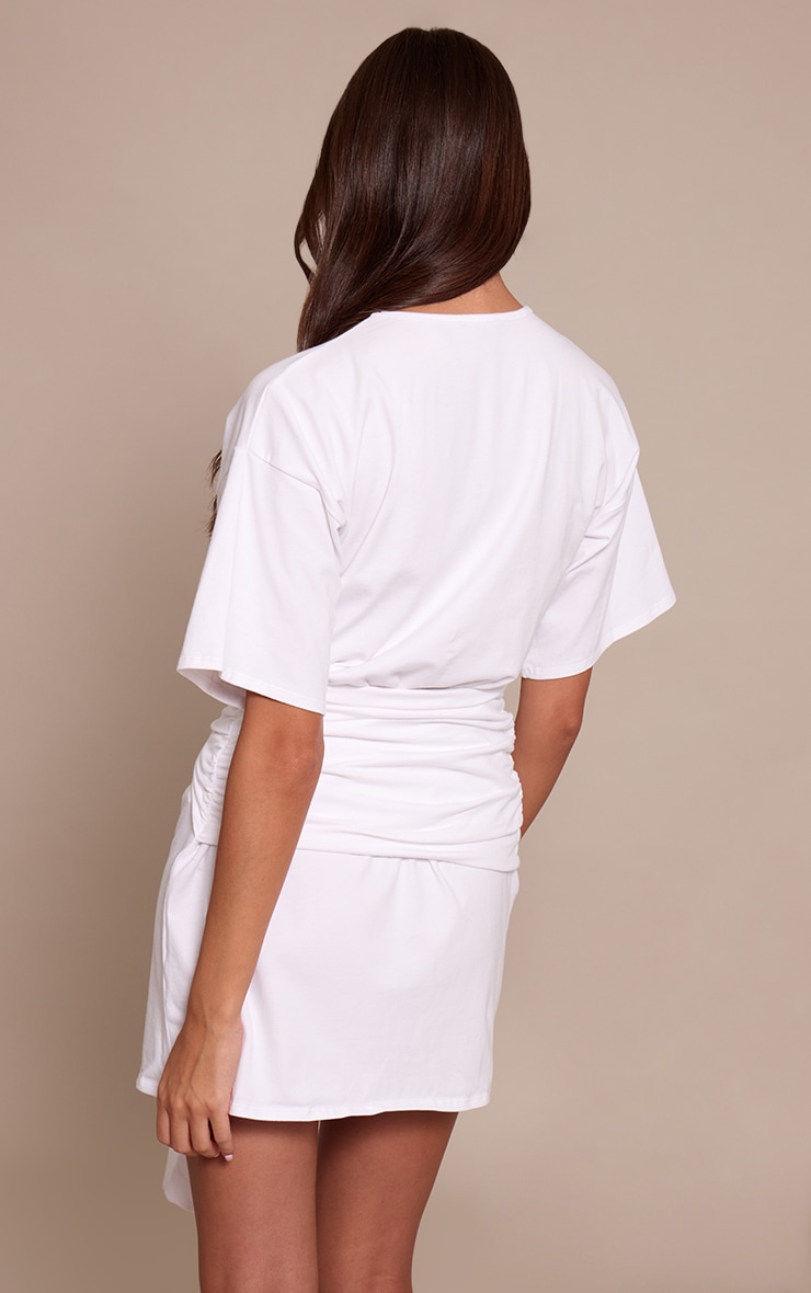 Robe T-shirt blanche à détail noué image 2
