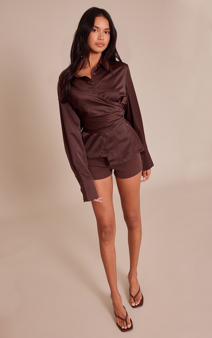 Chemise cache-coeur satinée chocolat à manches longues image 3