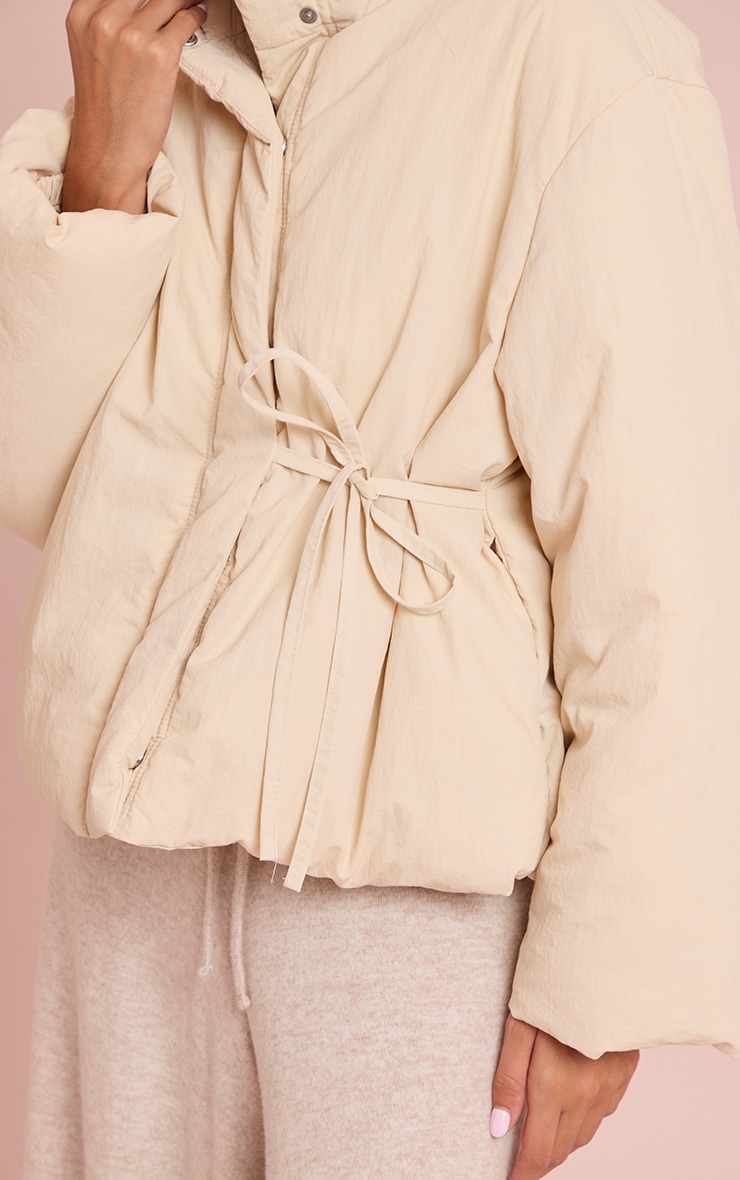 Veste matelassée crème à col montant et à nouer à la taille image 4