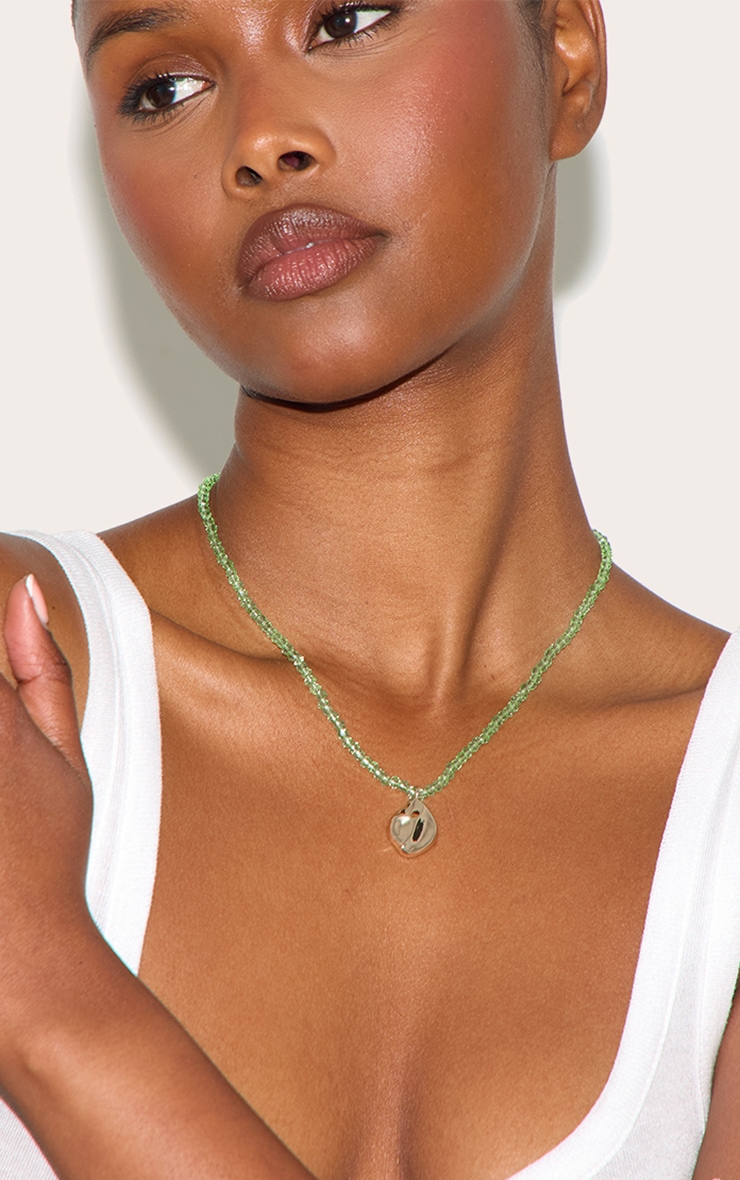 Collier doré en perles à pendentif coquillage image 1