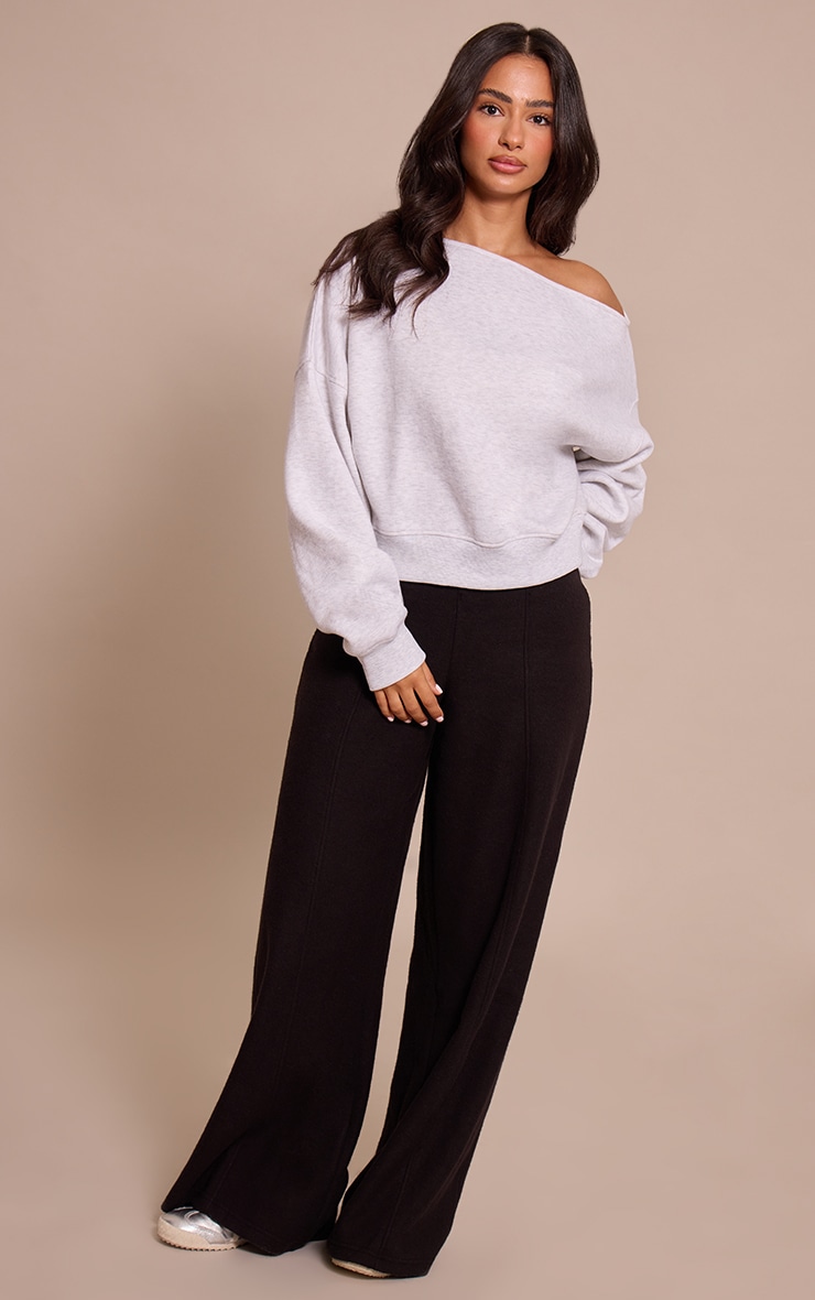 Petite Sweat oversize gris cendré à épaule dénudée image 3