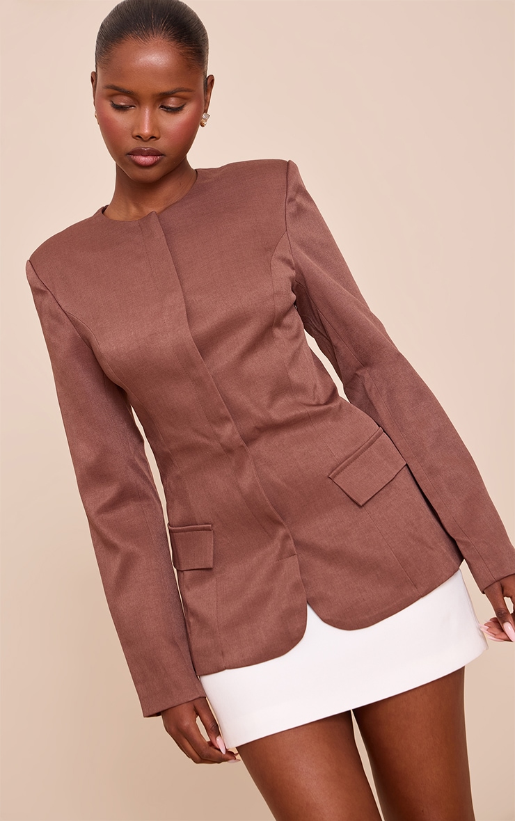 Blazer marron sans revers à épaules carrées et taille cintrée image 1