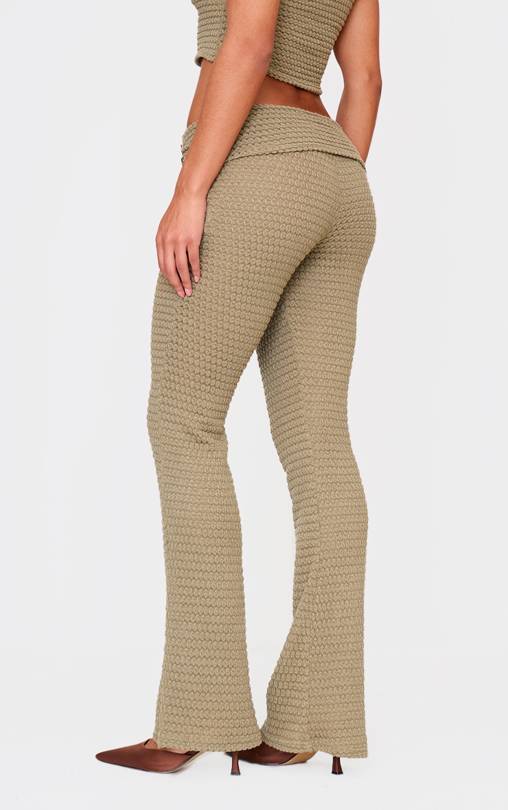 Pantalon skinny flare en maille duveteuse texturée kaki clair à taille basse et empiècement image 3