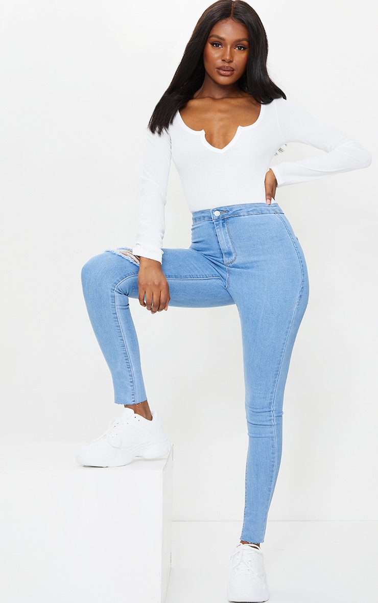 PRETTYLITTLETHING Tall - Jean skinny disco bleu très délavé à ourlet élimé et déchirure sur la cuisse
