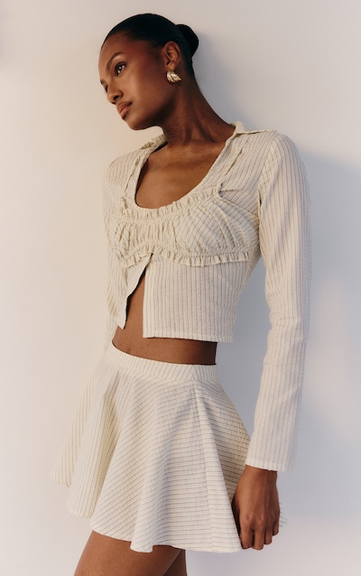 Mini-jupe fluide en coton seersucker crème à fines rayures