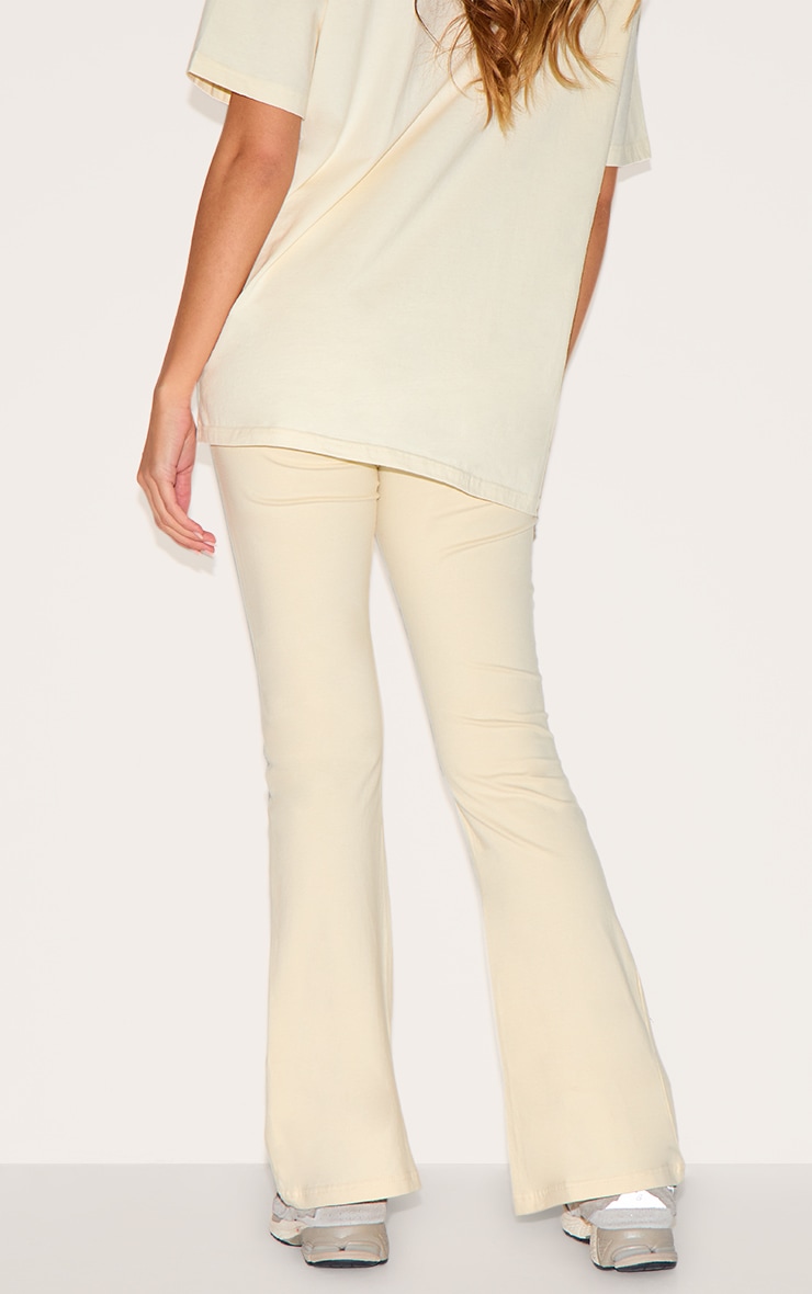 PRETTYLITTLETHING Pantalon flare beige à imprimé image 3