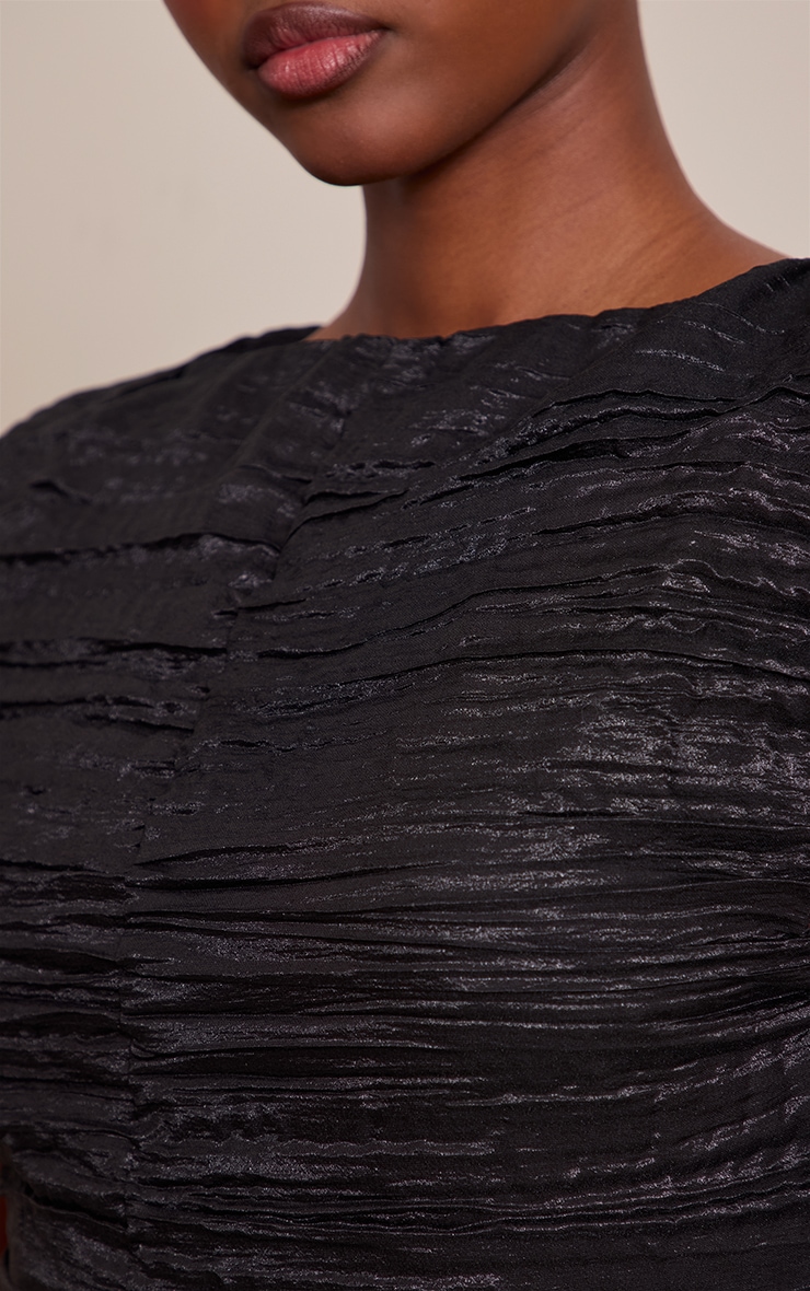 Mini robe texturée noire à col bateau et ourlet volanté image 4