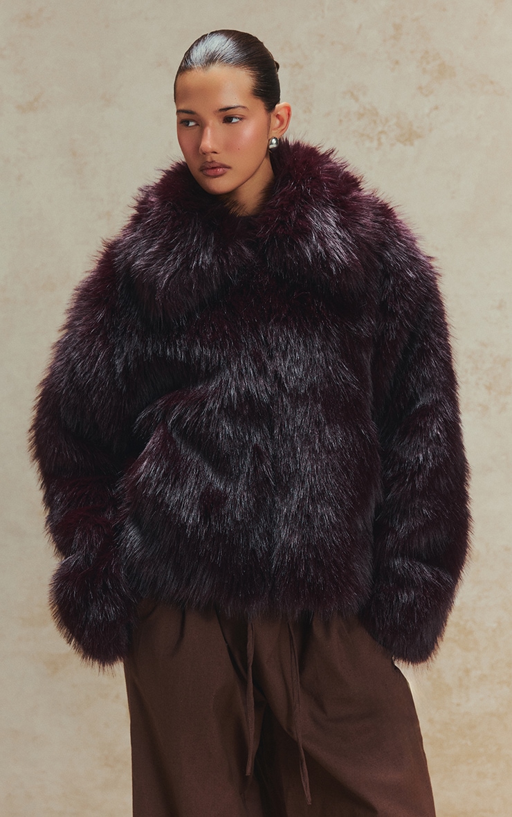 Manteau en fausse fourrure rouge cerise à col oversize image 1