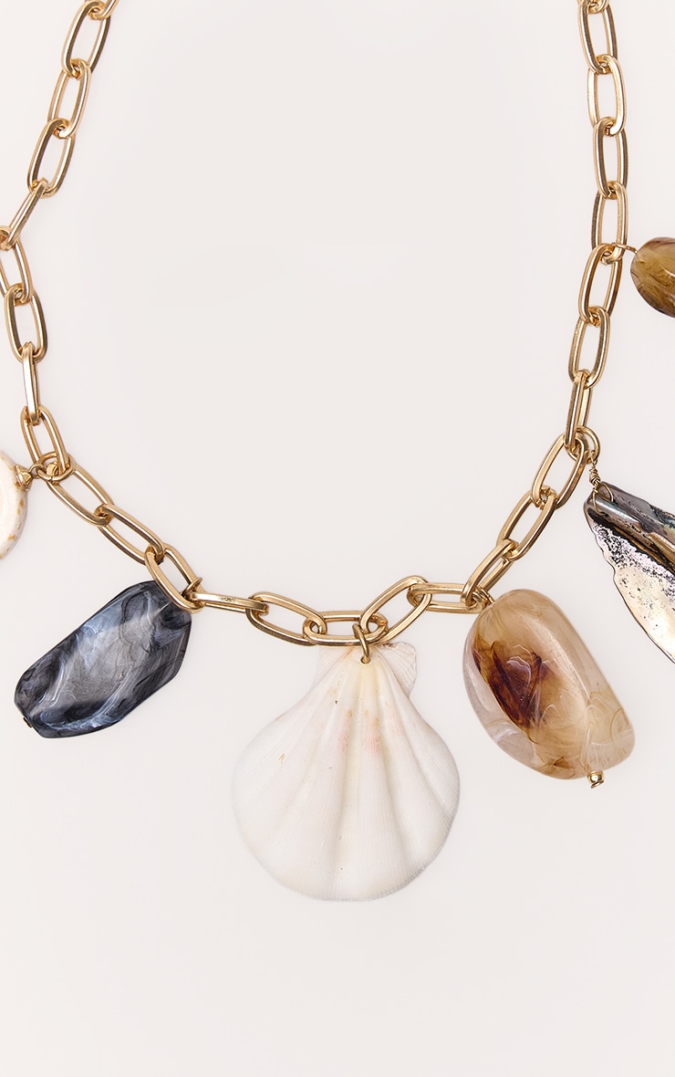 Collier doré à pendentifs en résine et coquillages image 3