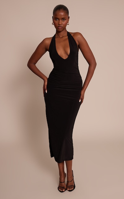 Robe longue noire fluide moulante à décolleté plongeant extrême.