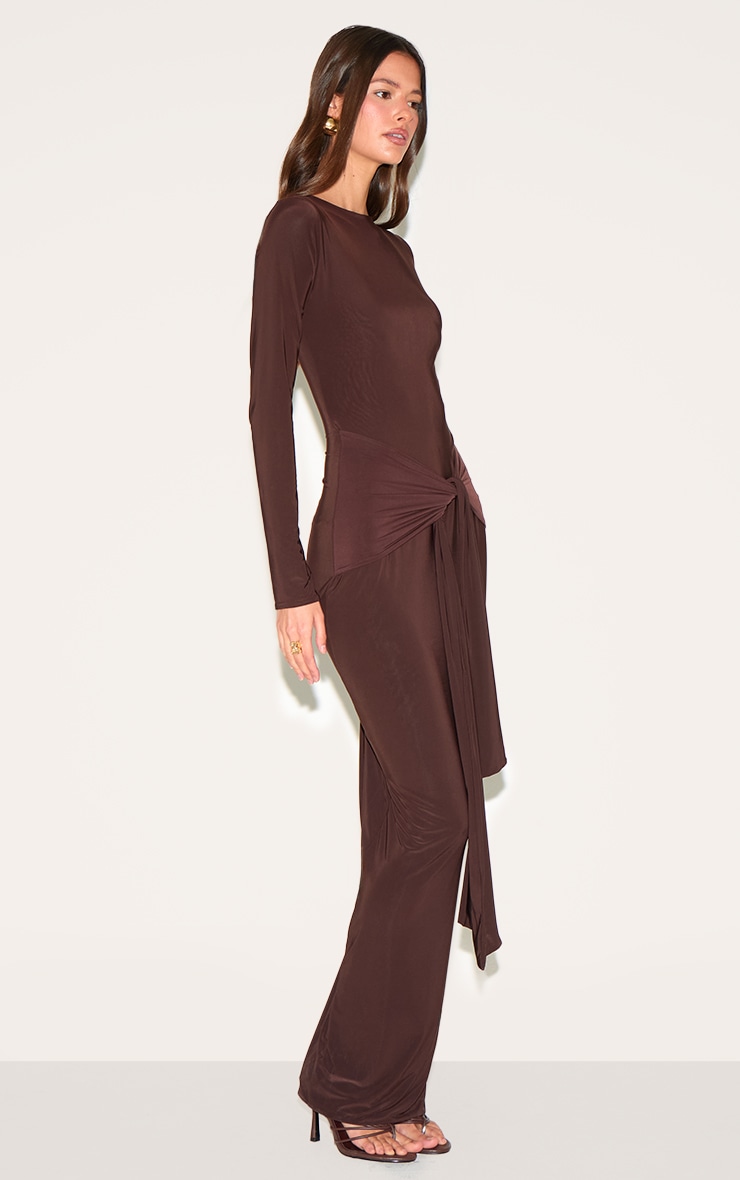 Robe longue douce doublée marron à détail noué image 3